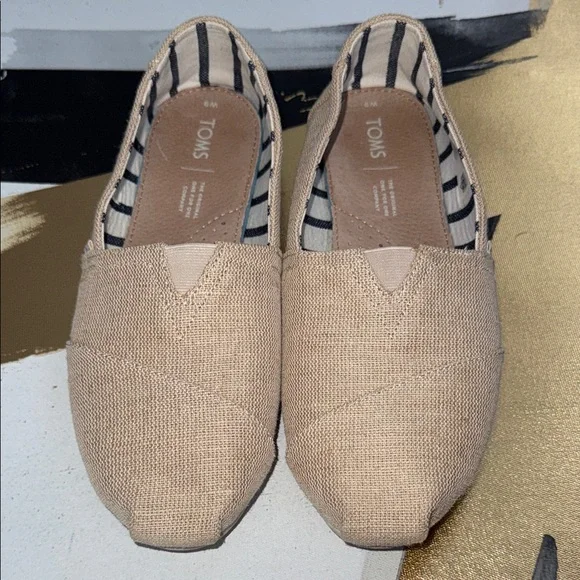 TOMS Women’s Beige Slip-On Loafers size 9 like new - Picture 3 of 9